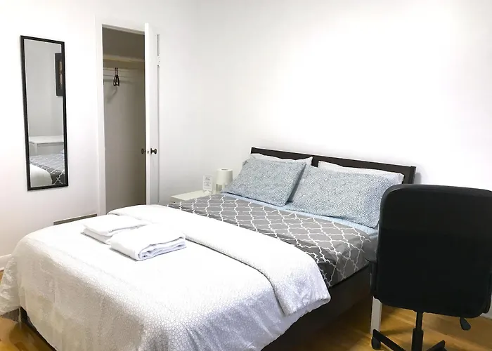 Big Private Room Midmontreal Next To Station Metro - Parking Free