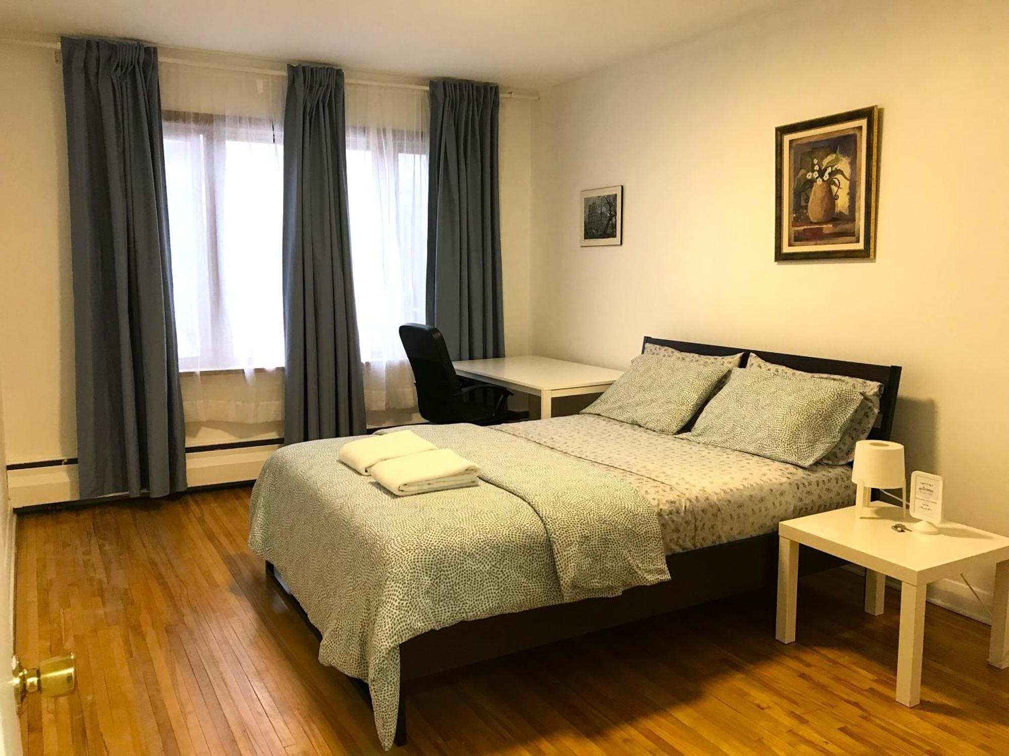 Homestay Big Private Midmontreal Next To Station Metro - Parking Free *