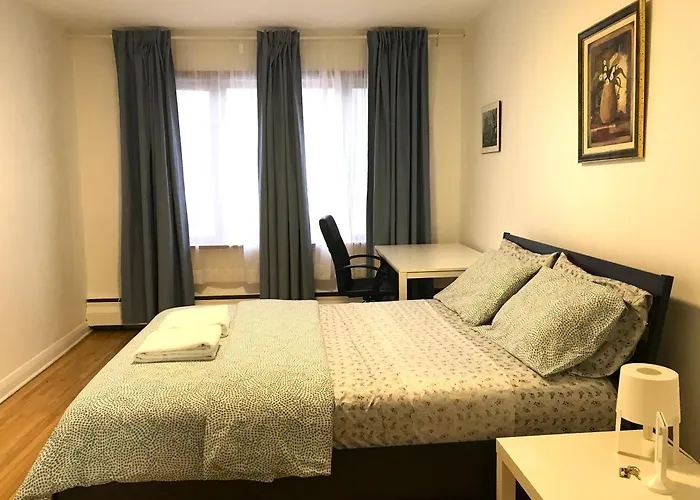 Big Private Room Midmontreal Next To Station Metro - Parking Free