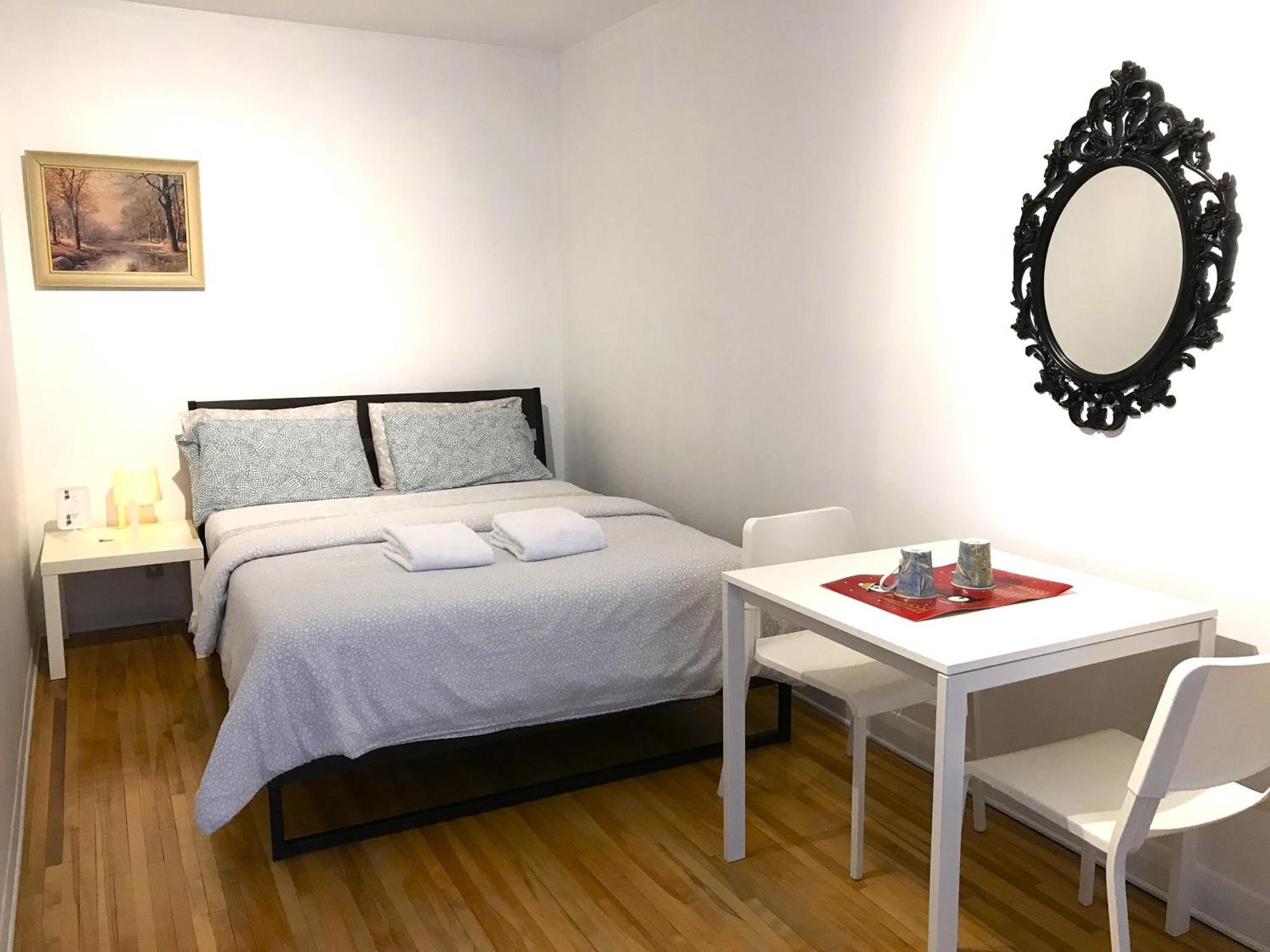 Big Private Midmontreal Next To Station Metro - Parking Free Montréal