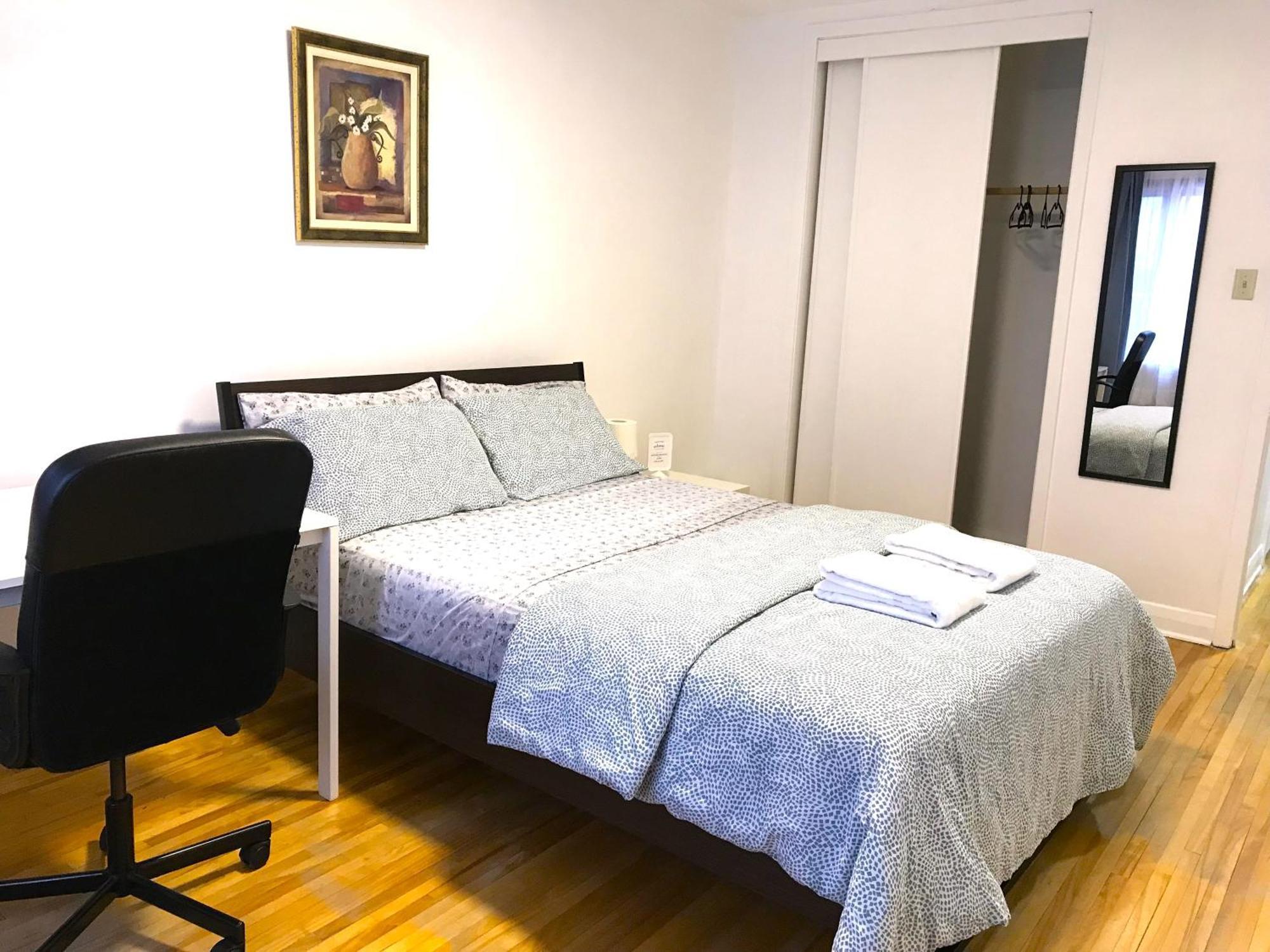 Séjour chez l'habitant Big Private Midmontreal Next To Station Metro - Parking Free *