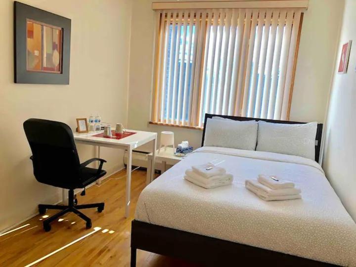 Séjour chez l'habitant Big Private Midmontreal Next To Station Metro - Parking Free Montréal