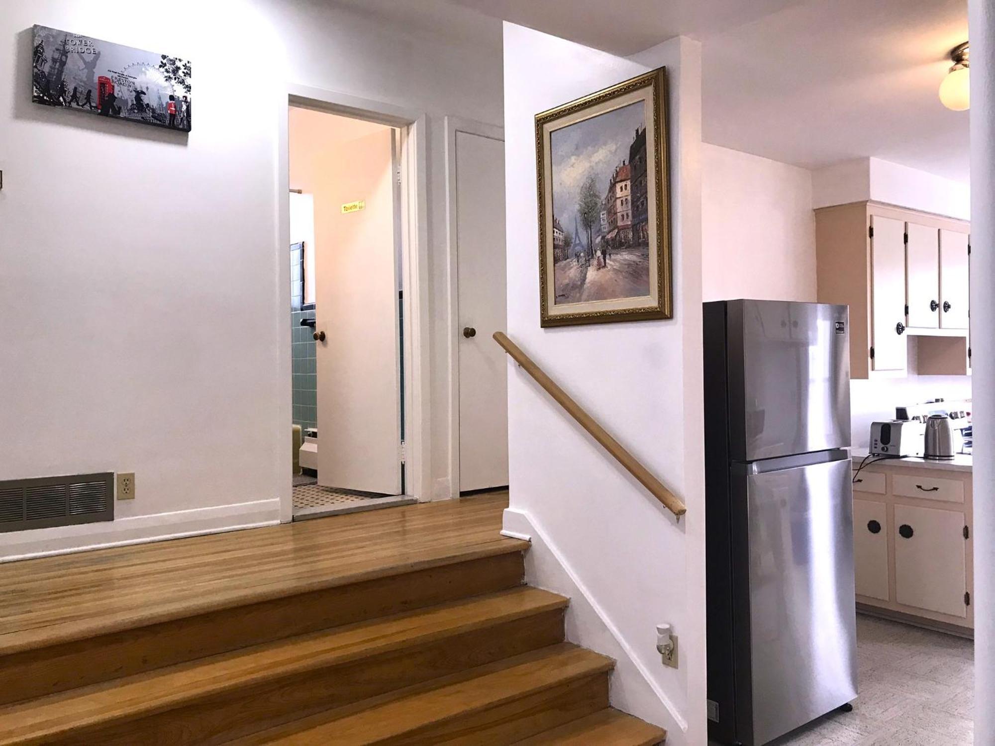 Big Private Midmontreal Next To Station Metro - Parking Free Séjour chez l'habitant *