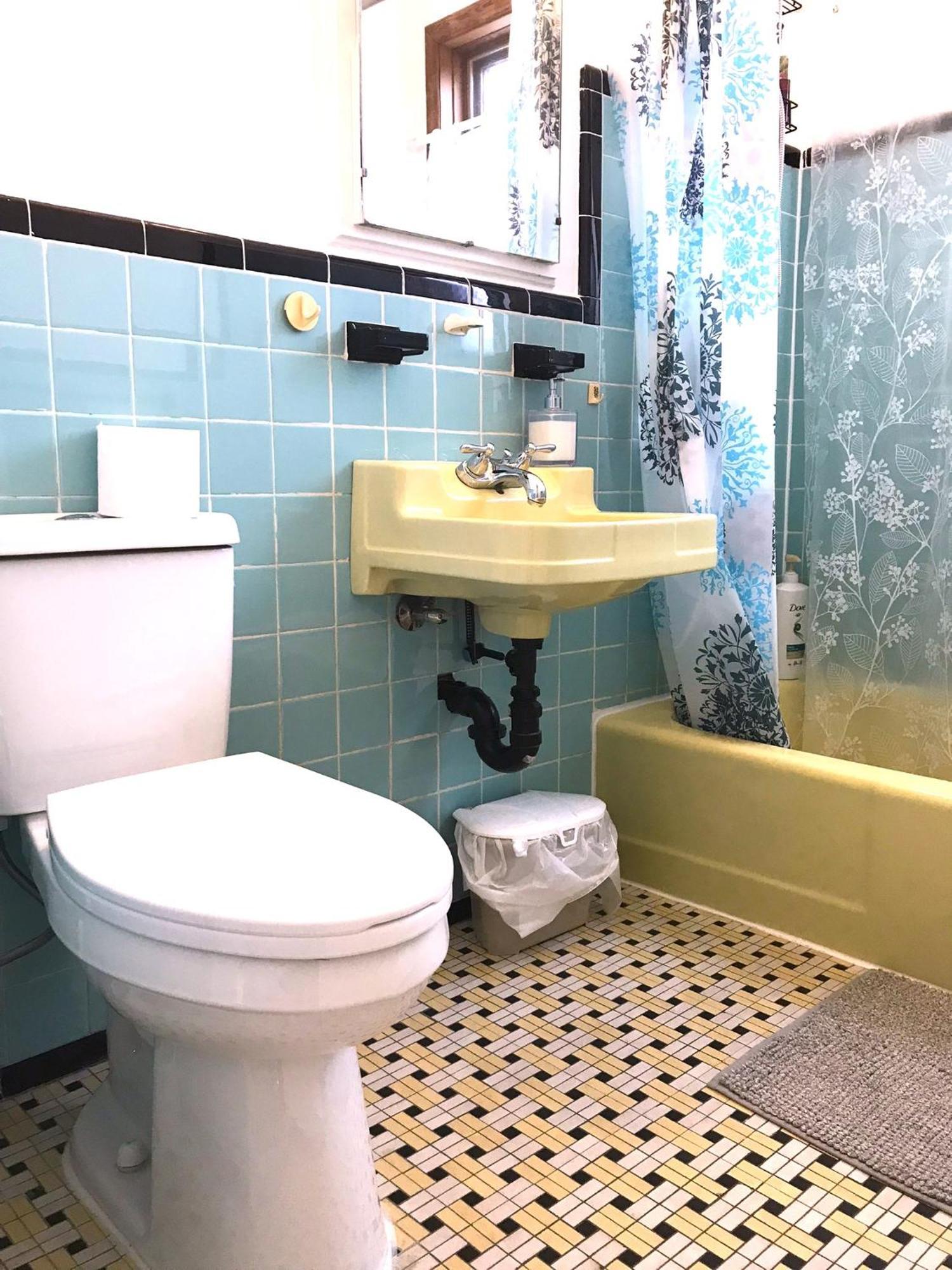 Séjour chez l'habitant Big Private Midmontreal Next To Station Metro - Parking Free